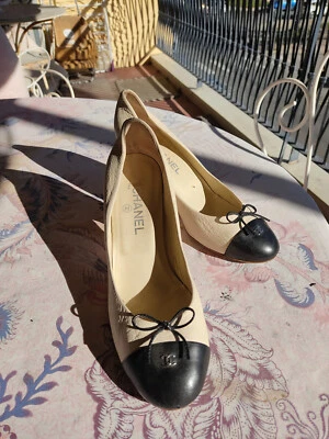 Chaussures Chanel beige et noir T 41 - Photo 1/4