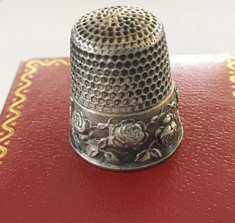 Antique Art Nouveau Sterling Thimble With Raised Roses Cover
