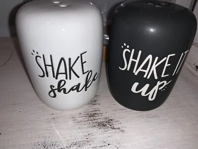 Juego de coctelera de sal y pimienta Shake It Up cerámica blanco y negro NUEVO Boston Warehouse Foto 1 de 4