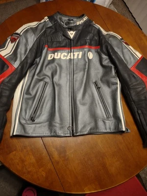 Ducati Performance - Ducati Corse - Jaqueta de couro - Nova nunca usada tamanho 56  - Imagem 1 de 4