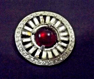 Vintage weißer Strass Knopf mit rubinrotem Cabochen - mehrere Bordüren (4792) - Bild 1 von 4