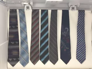 Lotto 7 cravatte collo poliestere e seta blu marrone nero pois righe paisley floreale - Foto 1 di 18
