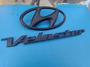 Hyundai Veloster hatch emblem with rear OEM Logo Painted Black 2012-2014 used - Foto 1 di 6