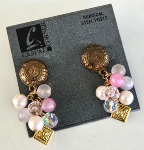 Pendientes colgantes multicolores con cuentas pastel tono dorado de 1-7/8" en tarjeta informal - Imagen 1 de 6