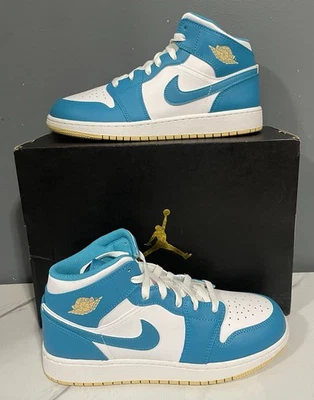 Air Jordan 1 Mid (GS) Talla 7Y Aquatone-Blanco DQ8423-400 (Se envía ahora) Nuevo Foto 1 de 4