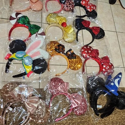 Diadema con lazo de Navidad Loungefly Cenicienta Minnie Ears de los parques de Disney de Estados Unidos 2025 Foto 1 de 4