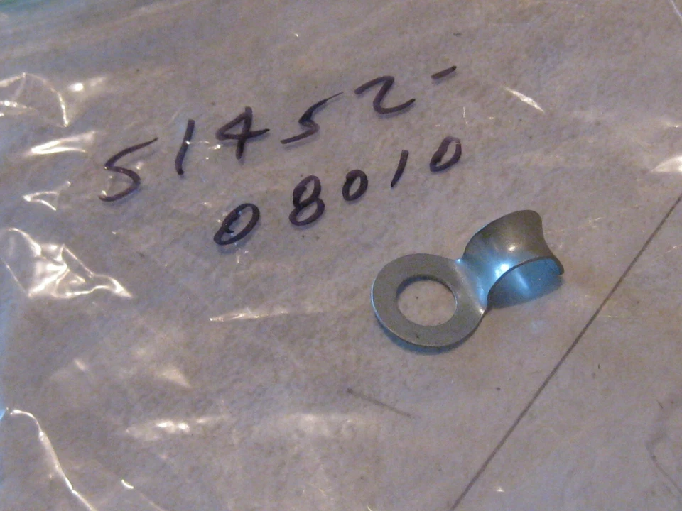 铃木 T500/350/305/T125/TC305/120/OR50/GT380 速度计电缆夹 NOS! — 第 1/1 张图片