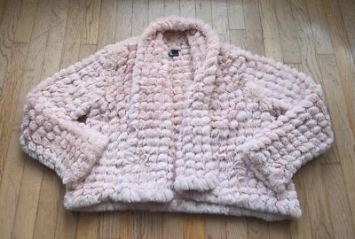 Jaqueta Love Token rosa claro pele sintética frente aberta detalhes metálicos pelúcia pequena - Imagem 1 de 4