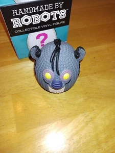  SET BESTEHEND AUS 2 HANDMADE BY ROBOTS KNIT SERIE MYSTERY EI STRICKFIGUR  - Bild 1 von 9