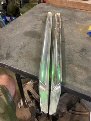 Chevrolet Impala 1971-76 pilar A acero inoxidable, ambos lados Foto 1 de 4
