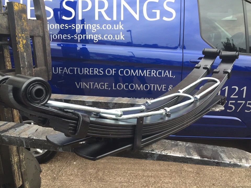 Pair of HEAVY DUTY Mitsubishi L200 Rear 5+2 leaf spring 1986-2006 with U bolts - Image 1 of 1