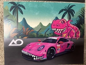 Tarjeta de dinosaurio rosa “ROXY” T REX y GUÍA DEL DÍA DE LA CARRERA IMSA AO PORSCHE GTD 2024 - Imagen 1 de 5