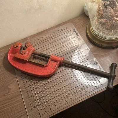 PIPE CUTTER  Heavy Duty  Unbranded  3/4 TO 4 INCHES - Image 1 of 4