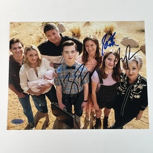 ‘Young Sheldon’ Iain Armitage & Cast (READ) Autographed 8x10 Photo COA Hologram - Picture 1 of 11
