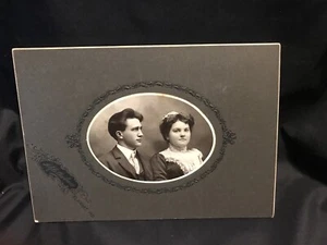 Foto de gabinete vintage de una pareja joven Elkhart, Indiana - Imagen 1 de 4