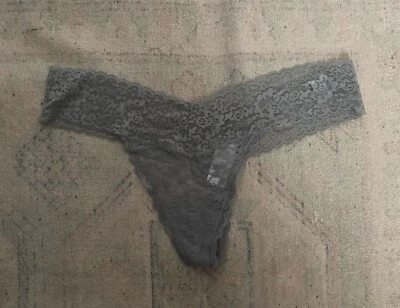 NUEVO CON ETIQUETAS AERIE Tanga Panty Ropa Interior Talla Grande Gris Borde de Encaje Foto 1 de 4