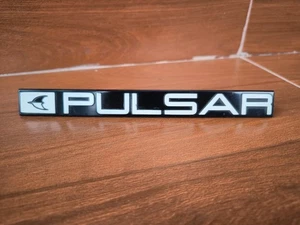 PULSAR FRONT GRILLE EMBLEM BADGE Fit NISSAN PULSAR HN12 1982-2012 P/N 6239503M60 - Foto 1 di 13
