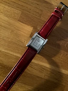 DAMENUHR MIT ROTEM LEDERARMBAND VON RAVE HERVORRAGENDER ZUSTAND. - Bild 1 von 1