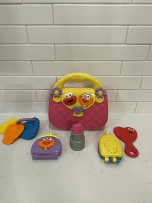 Bolso de juguete acolchado de plástico rosa Mattel Plaza Sésamo Elmo y Zoe de colección. Foto 1 de 4