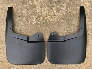 Protector de guardabarros Isuzu D-Max LH RH-Isuzu D Max 2014 en adelante genuino OE *NUEVO* par - Imagen 1 de 1