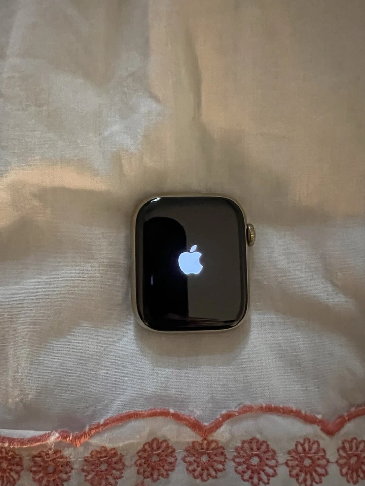 Apple Watch Series 7 45 mm Caja de acero inoxidable dorado con correa deportiva azul abismo Foto 1 de 4
