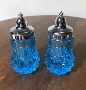 Salero y pimentero vintage de vidrio azul con punta de diamante tapa de plástico - Imagen 1 de 7