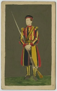 CDV gouachée et aquarellée. Italie. Garde suisse à l'entrée du Vatican. 1860-70. - Picture 1 of 2