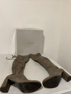 Botas de gamuza por encima de la rodilla Marc Fisher - Taupe - Tacón de 3 pulgadas Punta redondeada Talla 7,5 M Foto 1 de 4