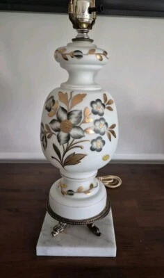 Antigua lámpara de Alemania Occidental blanca de vidrio satinado con base de mármol de latón pintada a mano Foto 1 de 4