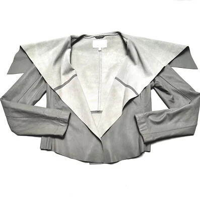 CHAQUETA ABRIGO 100% CUERO MOTO 7 PARA TODA LA HUMANIDAD FRENTE ABIERTO CASCADA GRIS PEQUEÑA Foto 1 de 4