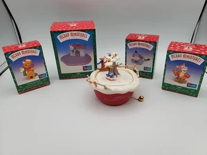 4 Miniaturas Feliz Navidad en Casa de Pooh + Musical Orn. - Imagen 1 de 5