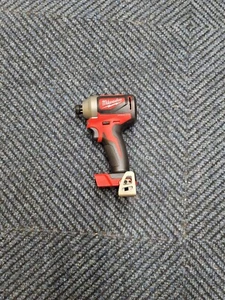 Milwaukee M18 2850-20 18 Volt 1/4 Zoll bürstenloser Sechskant-Schlagschrauber - bloßes Werkzeug - Bild 1 von 5