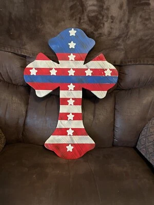 Colgante Cruz Bandera América Hecho a Mano Madera de Pino Blanco con Línea Azul Foto 1 de 3