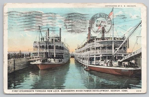 Postal de colección dos barcos de vapor en las cerraduras en Mississippi Power en Keokuk, IA. - Imagen 1 de 2