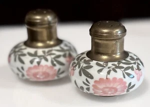 Saleros y pimenteros de porcelana floral y latón pintados a mano de colección - Imagen 1 de 11