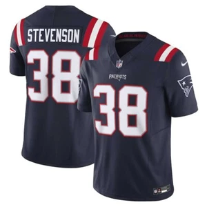 New England Patriots Rhamondre Stevenson Nike Navy 2025 F.U.S.E. Maglia limitata - Foto 1 di 3