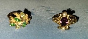 Lot of 2 gold tone Avon rings, purple stone w faux pearls & leaf w green stones - Picture 1 of 20