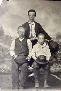 ANTIGUA FOTO AMERICANA TIPO TINTE Tres Jóvenes Escolares Niños Sombreros Interesantes - Imagen 1 de 2