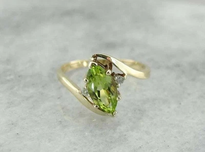 Anillo de compromiso de peridoto creado en laboratorio de corte marquesa de 1,50 quilates enchapado en oro amarillo de 14 quilates Foto 1 de 4