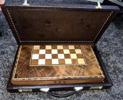 Premium-Backgammon- und Schachbrett mit Tasche & Backgammon-Steinen und Würfeln - Bild 1 von 4
