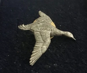 SIGNED A R BROWN - VINTAGE PEWTER BADGE OF A GOOSE IN FLIGHT - Bild 1 von 2