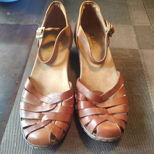 Sandali Clarks pieghevoli in pelle intrecciata tacco donna 8 cinturino alla caviglia