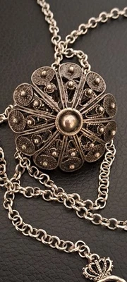 Ciondolo Pendente in Filigrana con Bottone Sardo in Argento e Cristallo Verde - Immagine 1 di 4