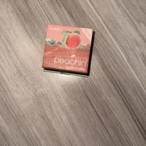 Benefit Peachin’ Golden Peach Blush Mini .08oz - Picture 1 of 3