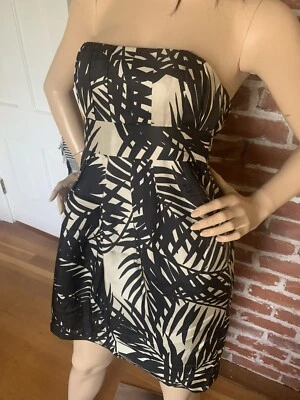 Vestido sin tirantes Ali Ro negro crema estampado palma 4 con bolsillos corpiño ajuste y acampanado Foto 1 de 4