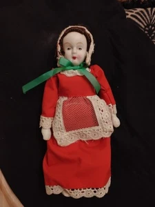 Bambola vintage dipinta a mano porcellana bisque 71/2" da appendere corpo morbido viso pallido - Foto 1 di 5