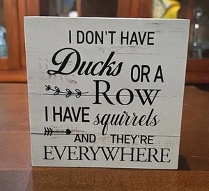 Caja Madera Letrero Escritorio Decoración Rústico "NO TENGO PATOS NI FILA TENGO ARDILLAS... - Imagen 1 de 8