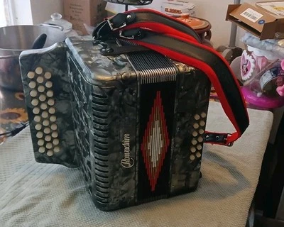 FBbEb 31 Botton Accordeon En FA con Correas Rojas con DVD de Chalino Como Tocar - Image 1 of 4
