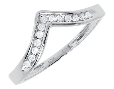 Alianza potenciadora de compromiso de boda Chevron de diamantes de canal redondo de oro blanco de 10 k Foto 1 de 4