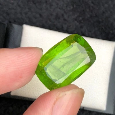 Piedra preciosa suelta de peridoto verde vivo corte cojín natural de 21 quilates de Pakistán Foto 1 de 4